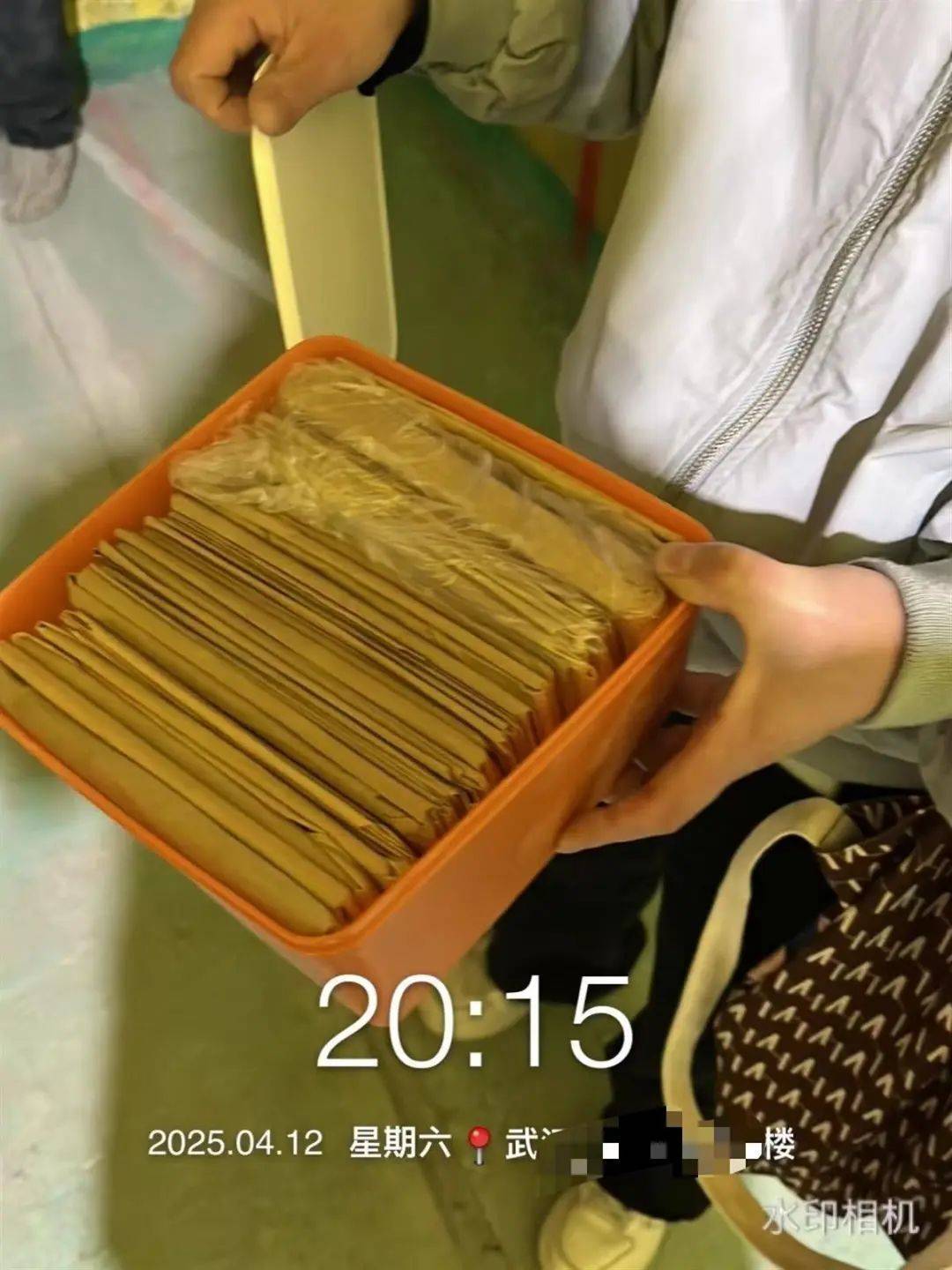 皇冠信用网账号申请_旧房翻新拆出10万现金！装修经理不敢告诉女业主皇冠信用网账号申请，男业主：并非私房钱，是家里的备用金