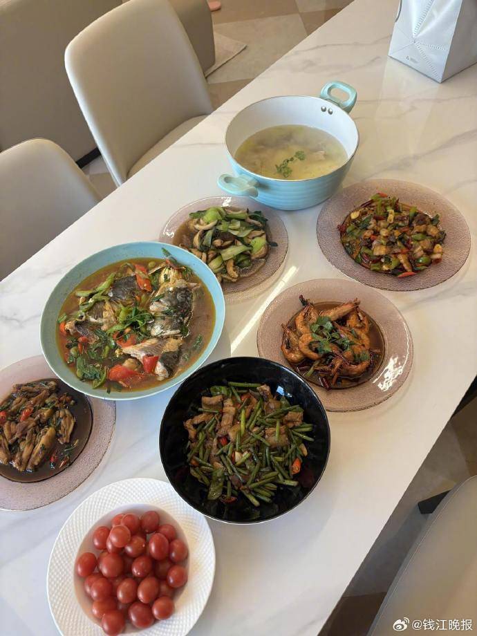 皇冠信用网登2_女子称穿瑜伽服上门做饭不是为流量：健身服是日常穿搭