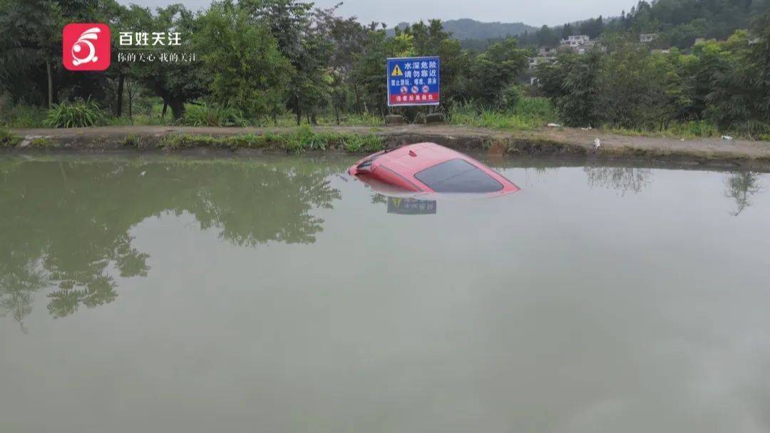 英超足球联赛_贵阳一男子连人带车冲进鱼塘！塘主：鱼死了不少英超足球联赛，车主：我当时正在……