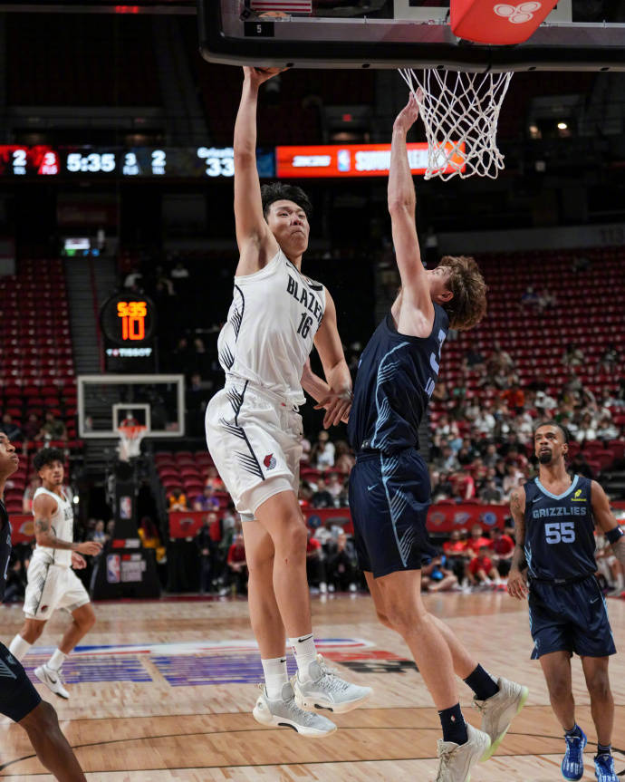 皇冠app_杨瀚森背靠背10+5+5失误 夏联次战开拓者遭灰熊逆转