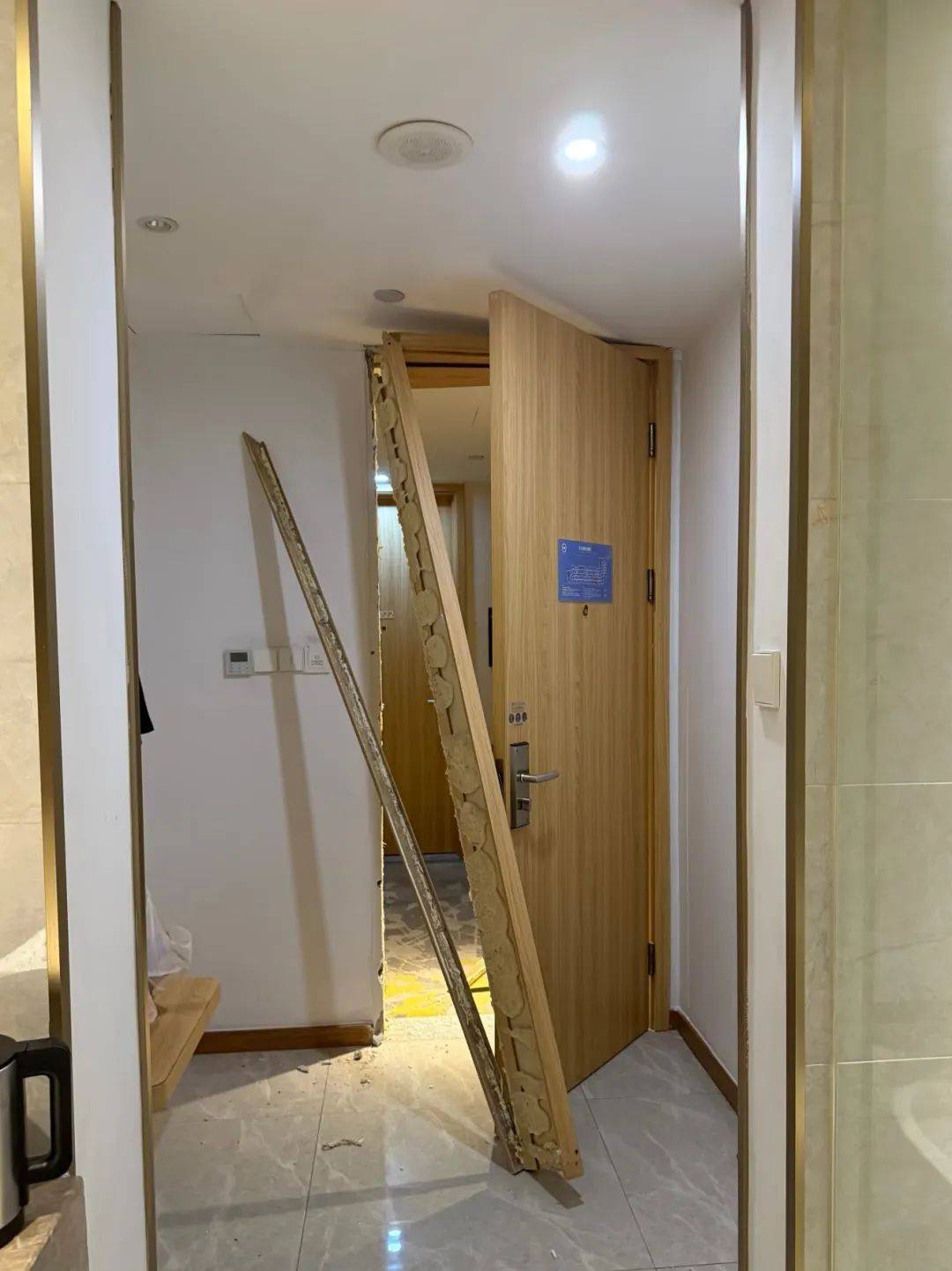 皇冠信用网代理申请_男子在杭州一酒店洗澡时被陌生人暴力闯入皇冠信用网代理申请，房间大门被踢烂，踹门男子怀疑前女友正在酒店与他人开房