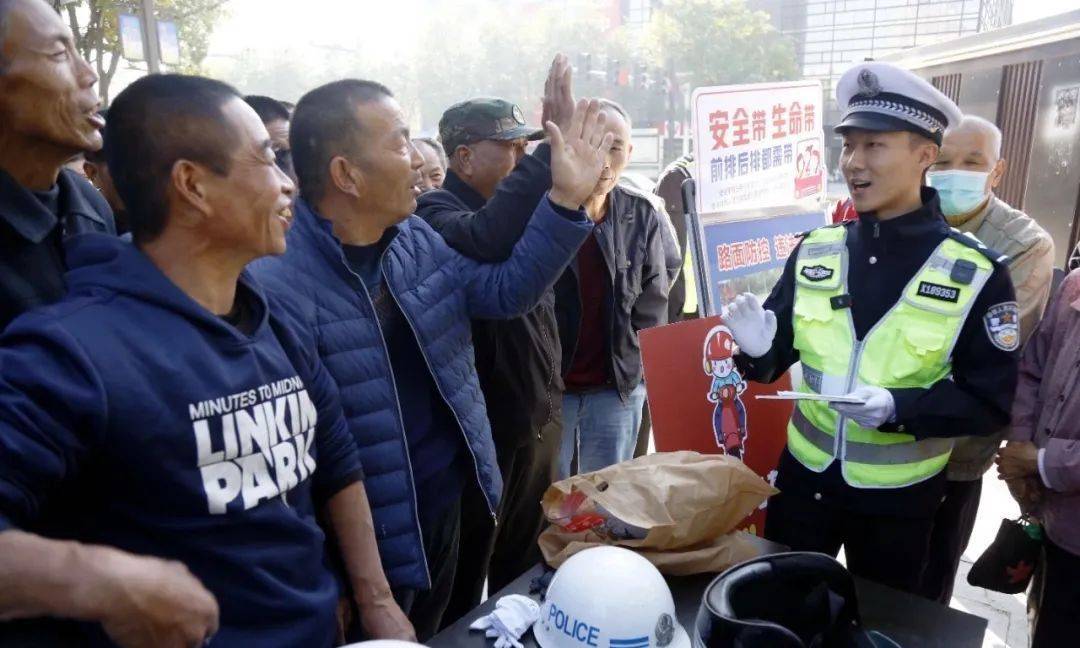 怎么开通皇冠信用網口_货车司机被交警弄哭了怎么开通皇冠信用網口，网友：处理得好！