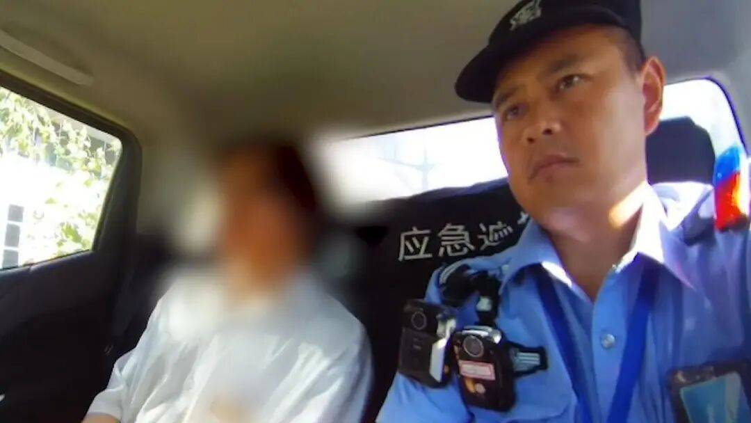 皇冠信用網登1,登2,登3出租_上海一男子去银行转账70万元皇冠信用網登1,登2,登3出租，被当场识破刑拘，这事千万干不得