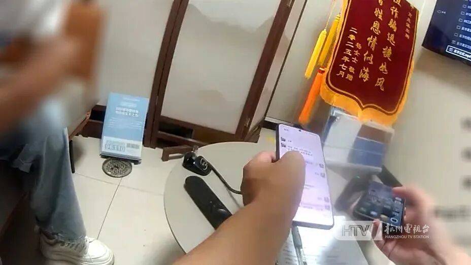 如何代理皇冠信用網_杭州男子为女友买10000元超市卡如何代理皇冠信用網，被民警狂追10分钟：“跑什么，是来保护你的！”