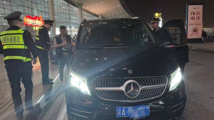 皇冠信用盘登3代理注册
_4分钟精准拦截皇冠信用盘登3代理注册
!男子用豪华商务车从事非法营运落网