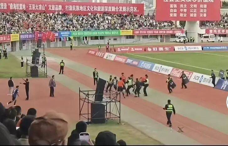 皇冠体育App下载_球员飞踹裁判皇冠体育App下载！公安机关介入