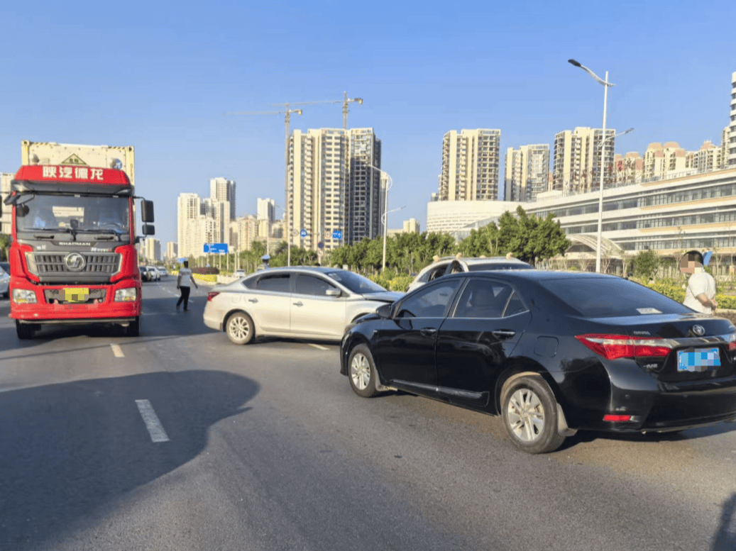 2026世界杯美加墨世界杯
_前方刹车2026世界杯美加墨世界杯
,他一把方向自信变道……下一秒,四车连环碰