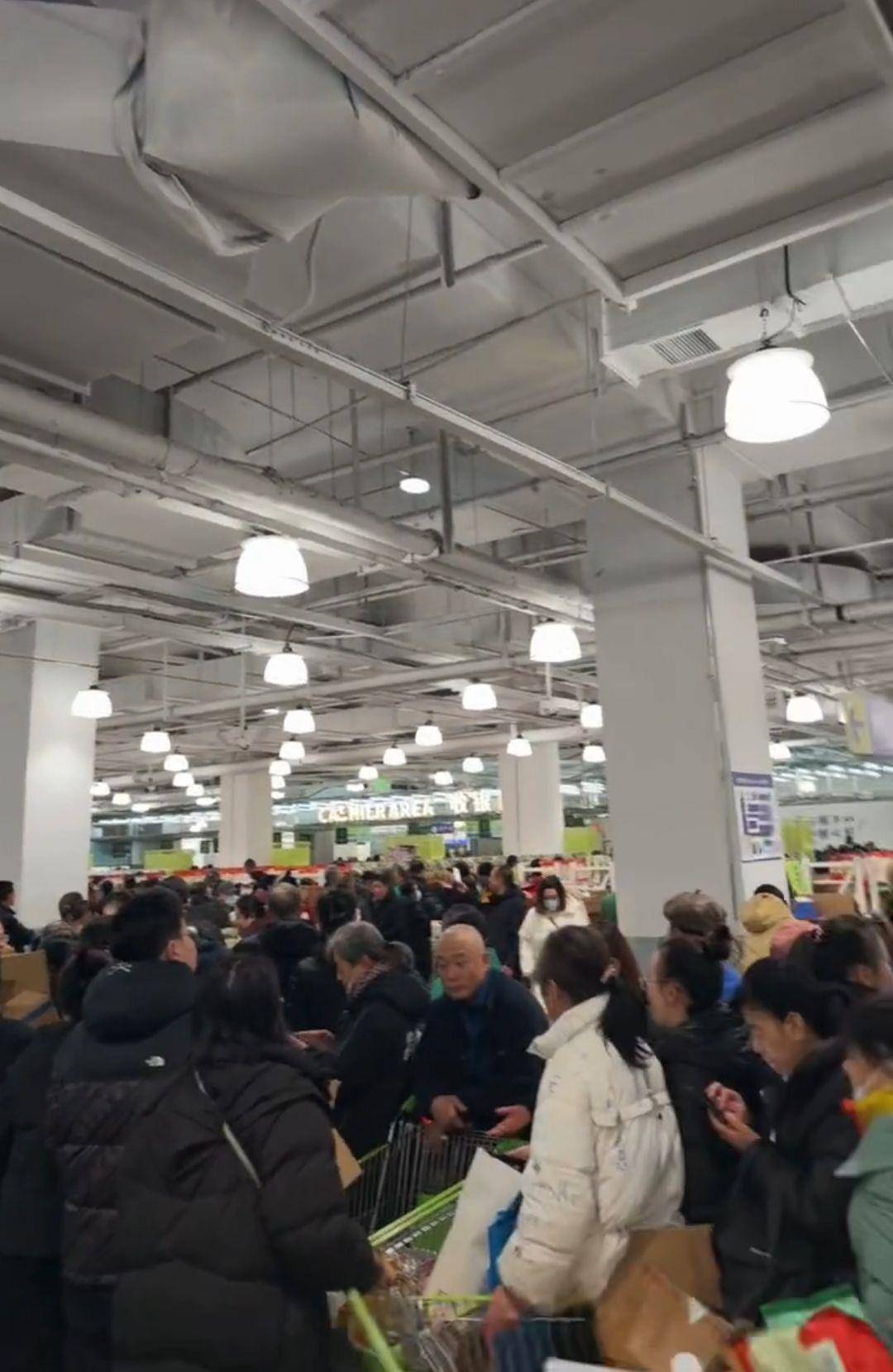 皇冠代理登1_山西零售龙头“美特好”多家门店闭店调改皇冠代理登1,部分门店出现货架大面积空置、购物限流、退卡时间长,相关部门已与企业对接,太原市消协:此次是调改并非彻底停业