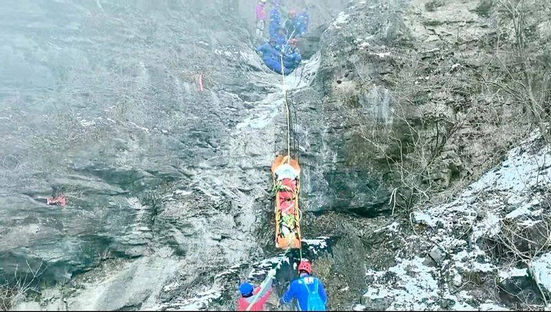 皇冠登3管理出租_一女子攀爬北京野山皇冠登3管理出租，滑坠8米高断崖