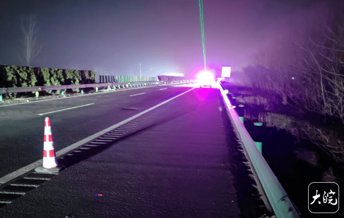 皇冠直播
_新能源汽车在高速上断电自动上锁皇冠直播
,一家5口被困车内报警求助,民警回应