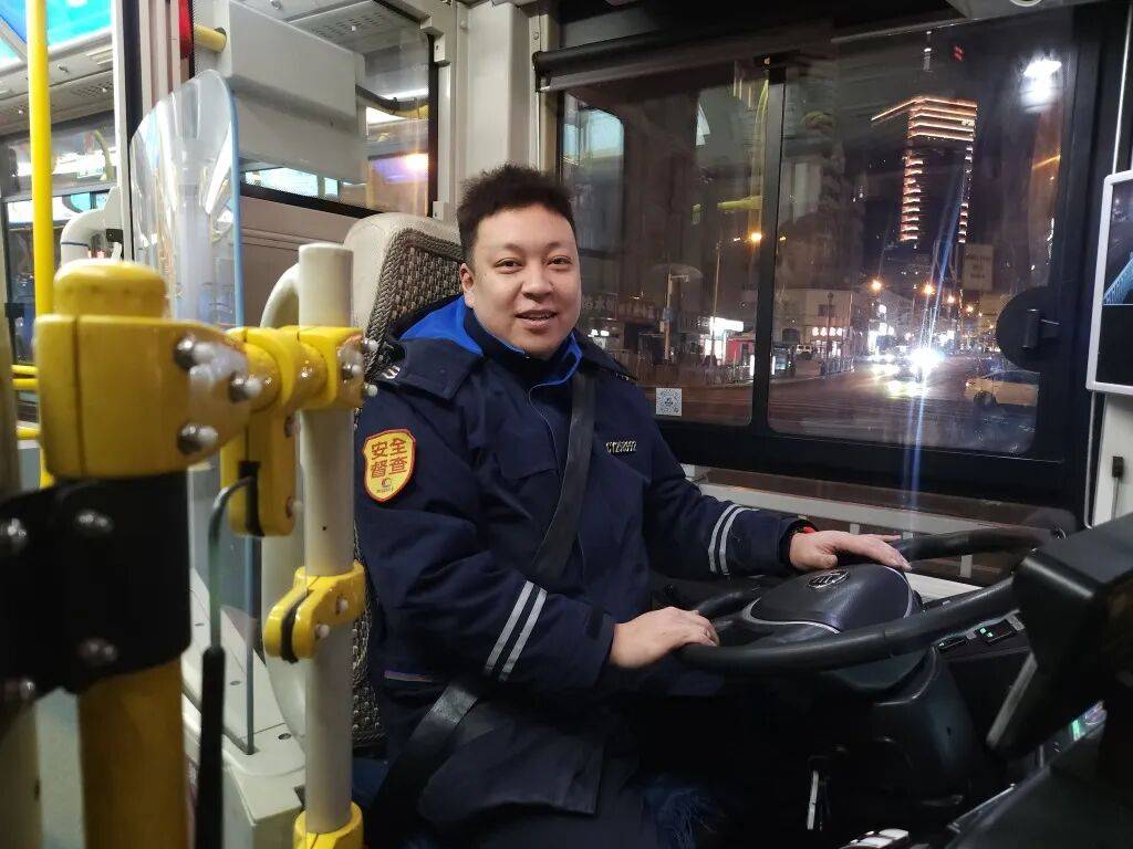 皇冠信用网代理注册_青岛一小伙：“长大后皇冠信用网代理注册，我开上了小时候经常坐的公交车”……从幼儿老师到公交司机，他用坚守温暖春运归途