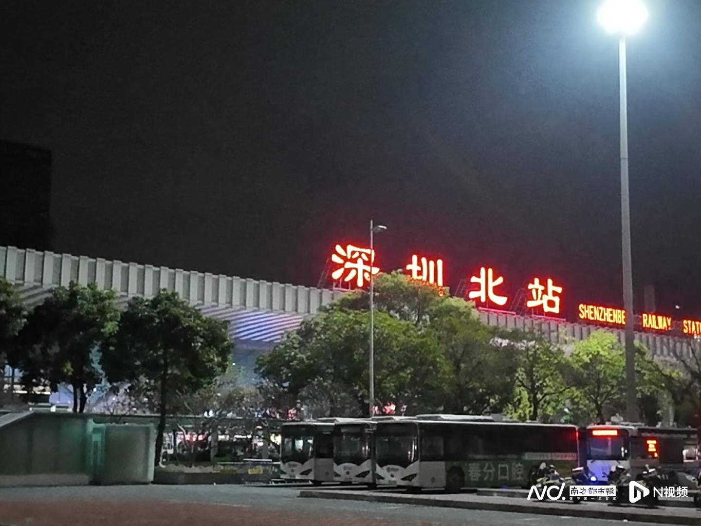 皇冠信用平台出租出售_跑了八小时只赚25块：他把自己从酒里开出来皇冠信用平台出租出售，也把年开回家