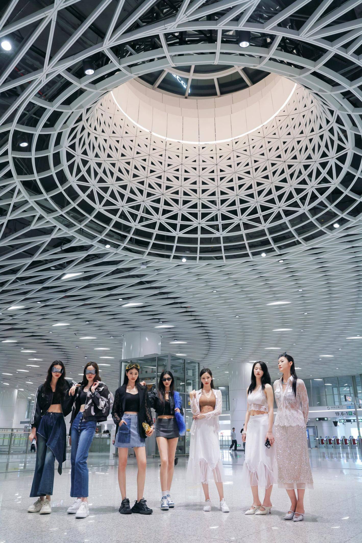 皇冠信用网登1_没看出来皇冠信用网登1!她们穿的竟然是内衣!地铁站里的这场快闪太敢了